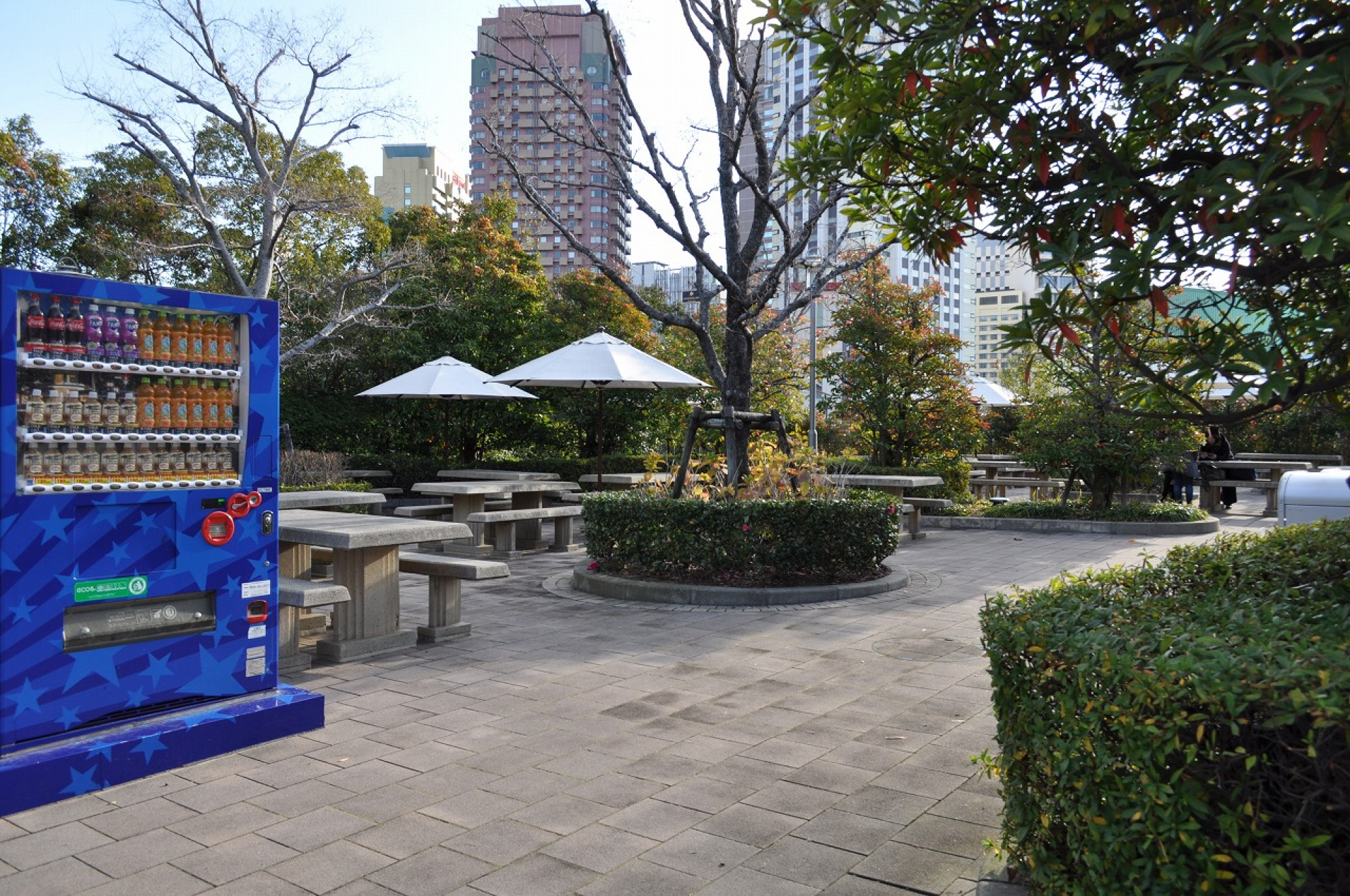 ピクニックエリアには自販機も設置 キャステル Castel ディズニー情報