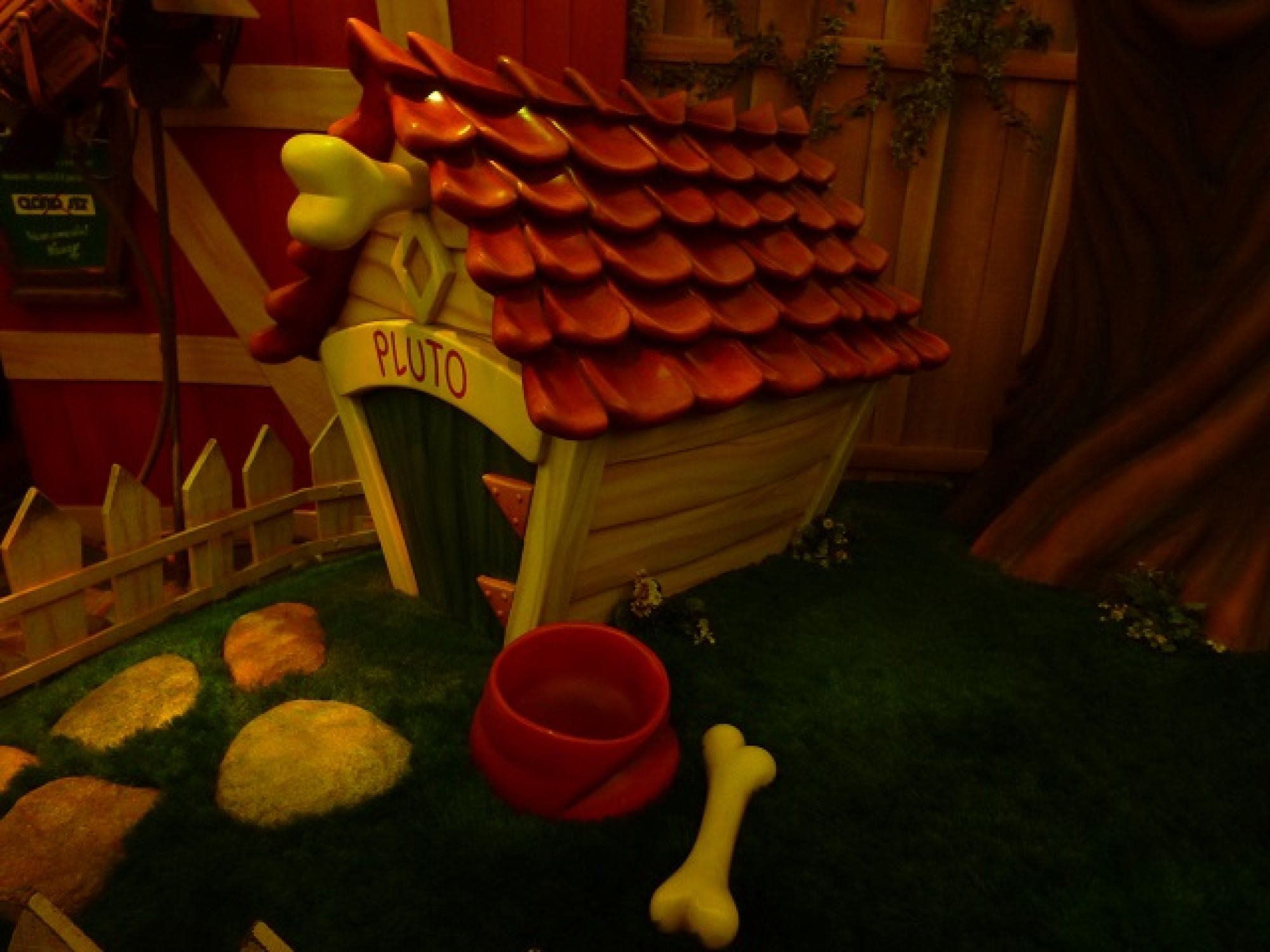 隠れプルート キャステル Castel ディズニー情報