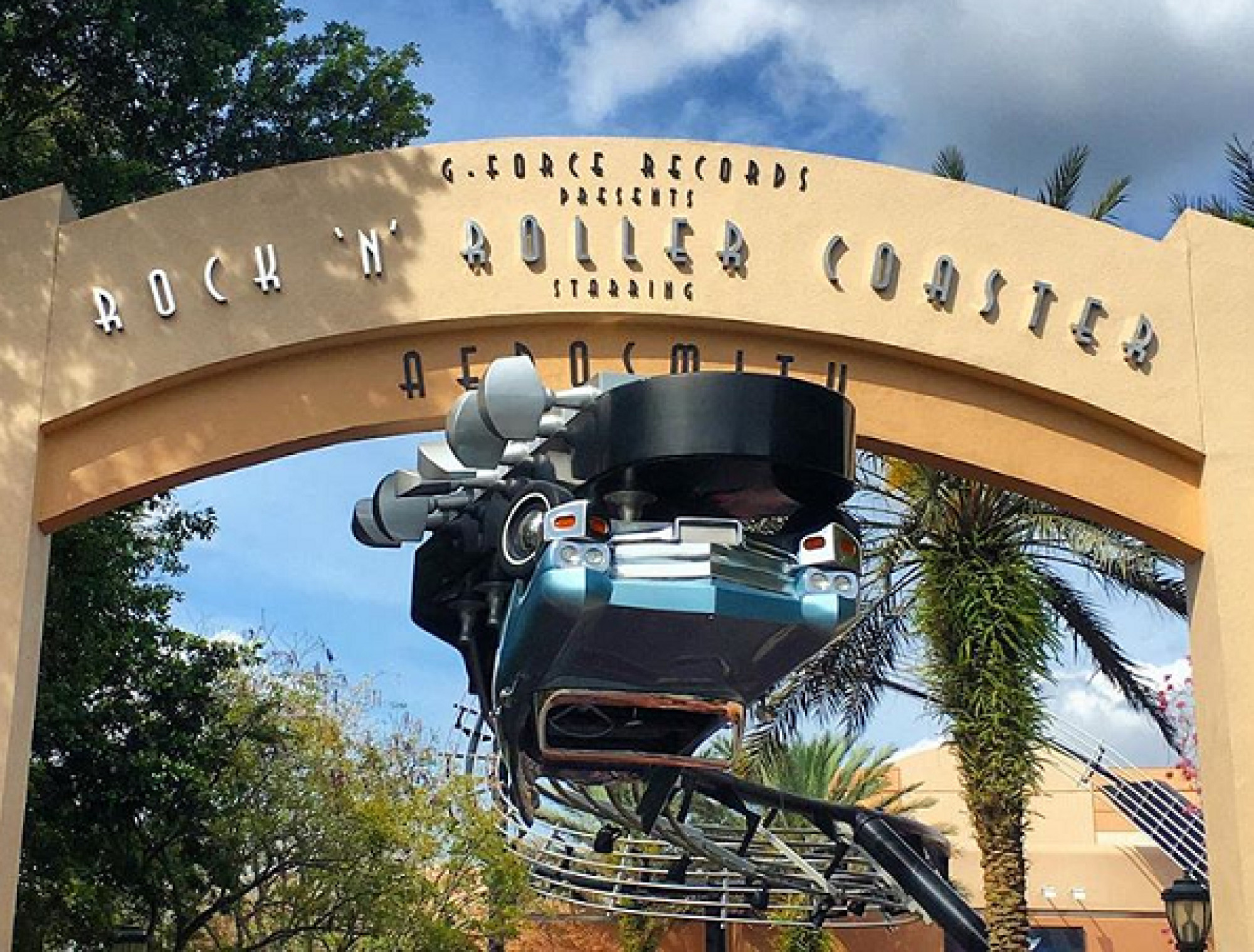 ロックンローラーコースターの入口ゲート キャステル Castel ディズニー情報