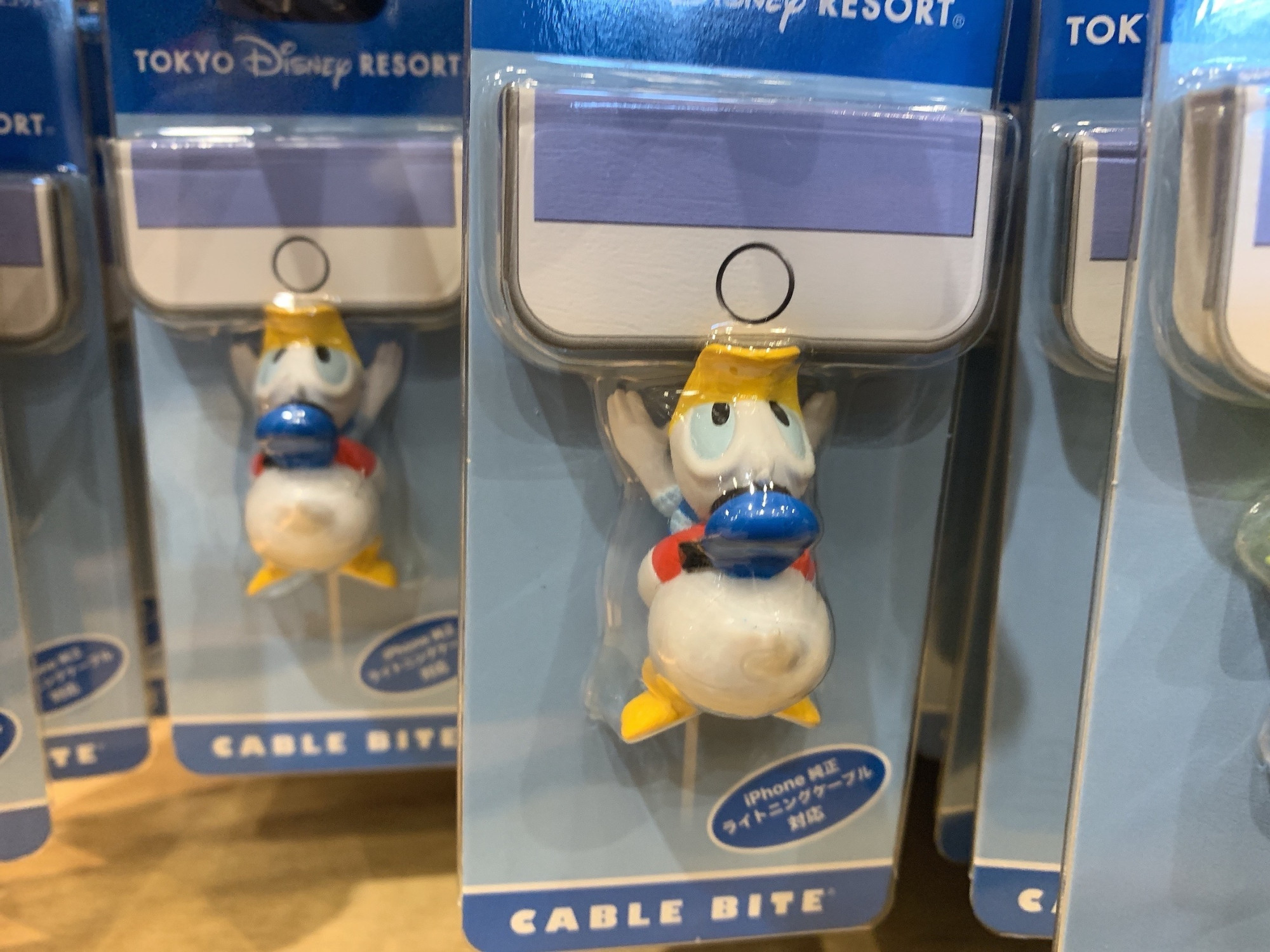 ドナルドダックケーブルバイト キャステル Castel ディズニー情報