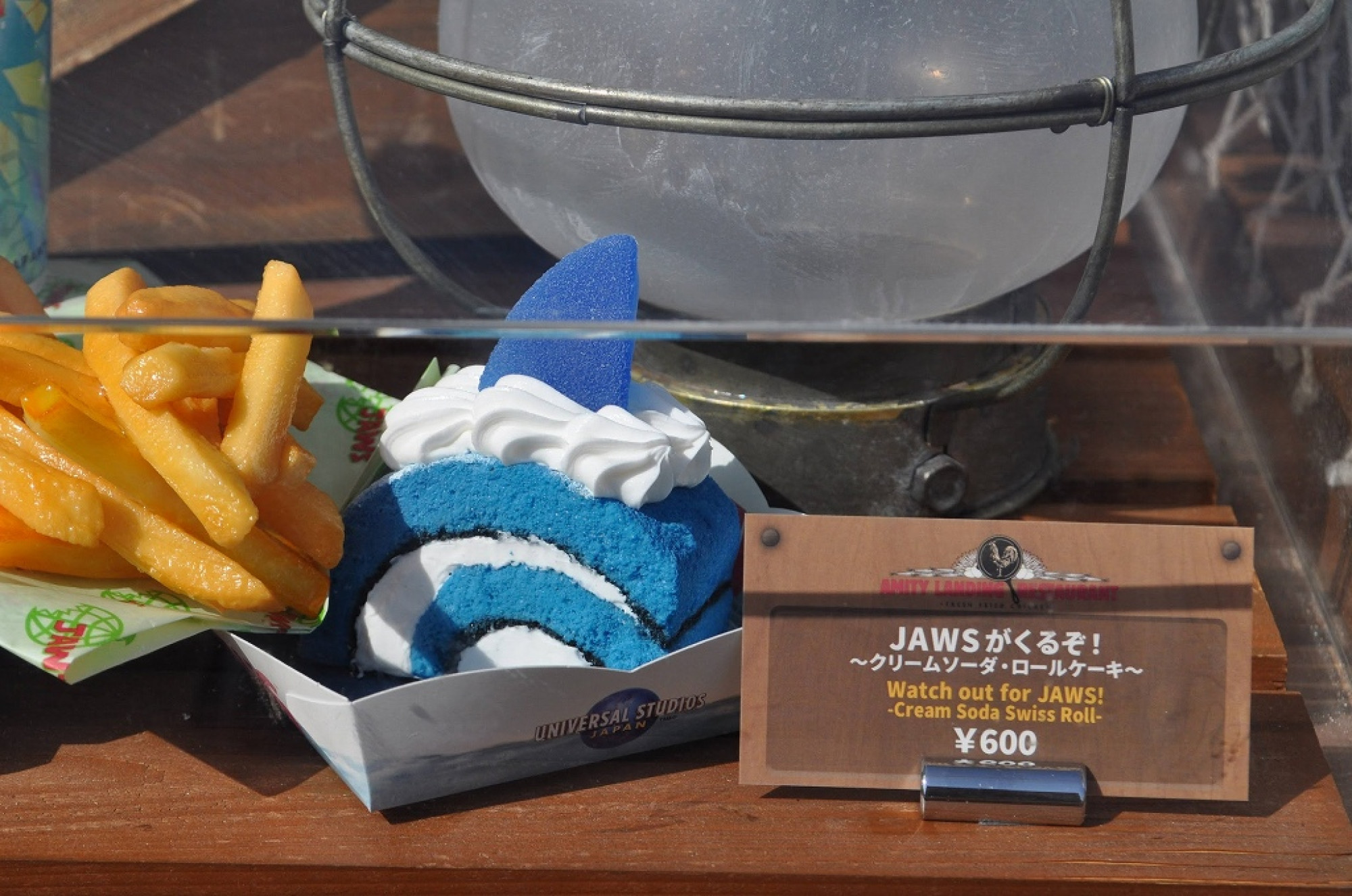 Jawsがくるぞ クリームソーダ ロールケーキ 600円 キャステル Castel ディズニー情報