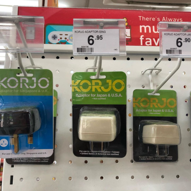 変換プラグはシンガポールのセブンイレブンでも買える