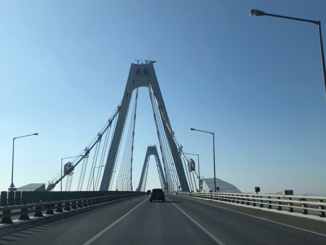 空港からの高速道路の風景