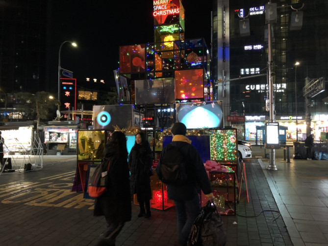 明洞の駅前の様子