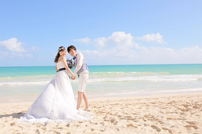 ウエディングドレスが映えるワイマナロビーチ