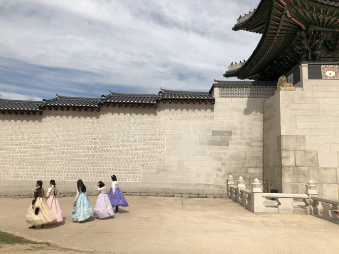 韓服を着て景福宮付近を散策する観光客
