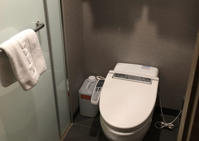 ドーミーインカロスキルのトイレとシャワールーム