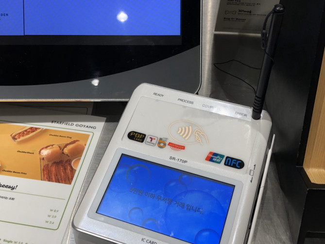 韓国のレジ前にあるクレジット端末