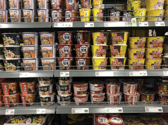 ロッテマートのカップラーメン売り場