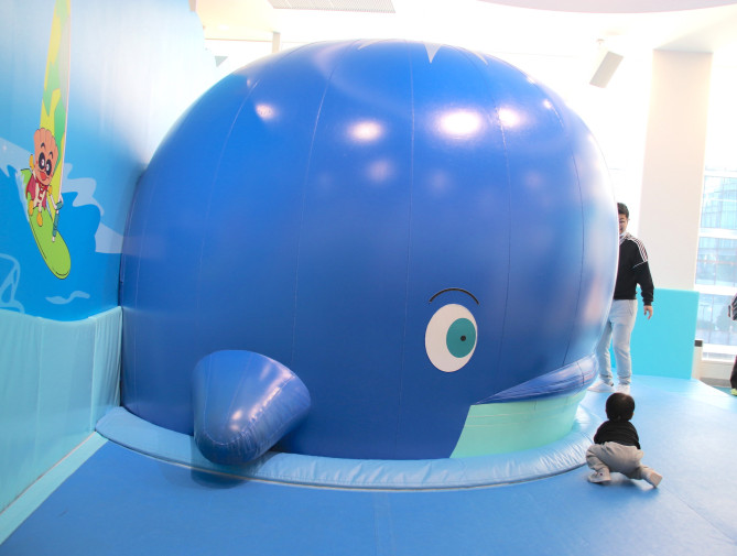 大きなバルーンのくじら