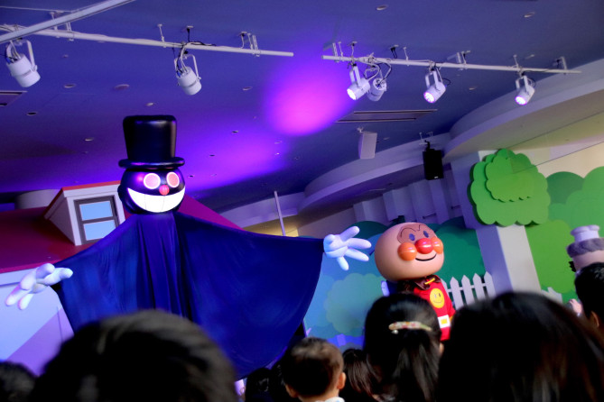 暗闇マンにやられてしまうアンパンマン