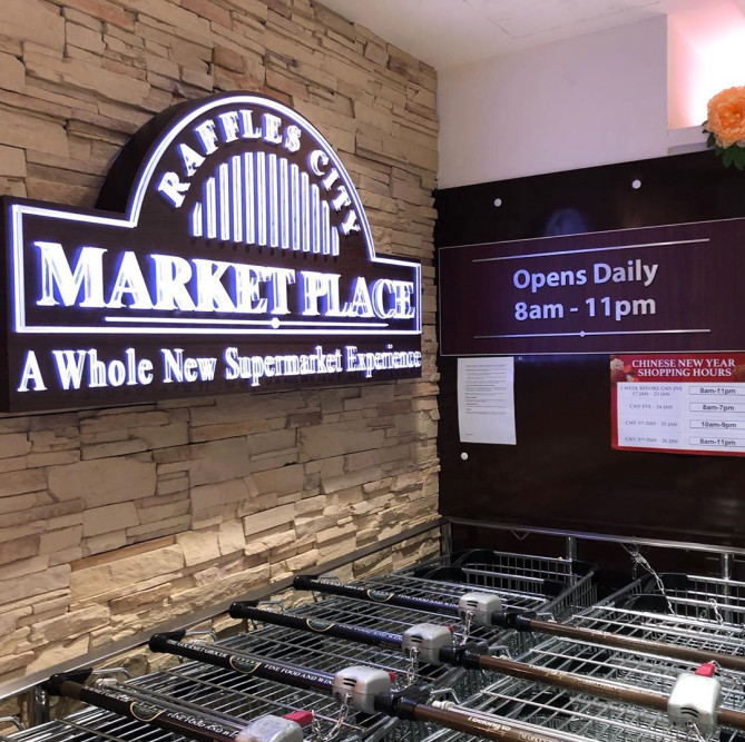 高級スーパーのマーケットプレイス