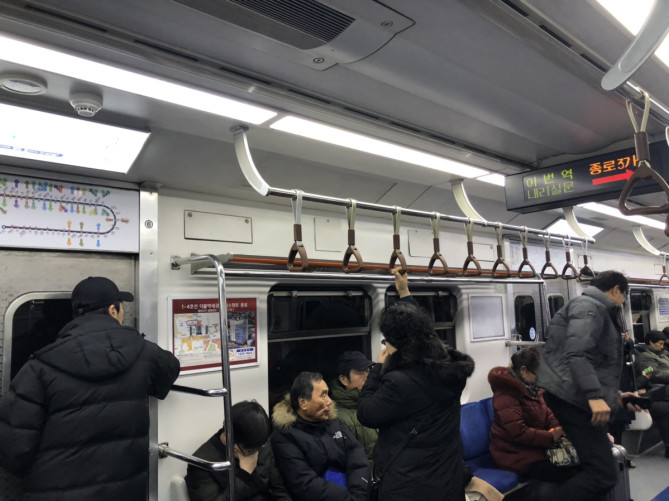 韓国の地下鉄車内の様子