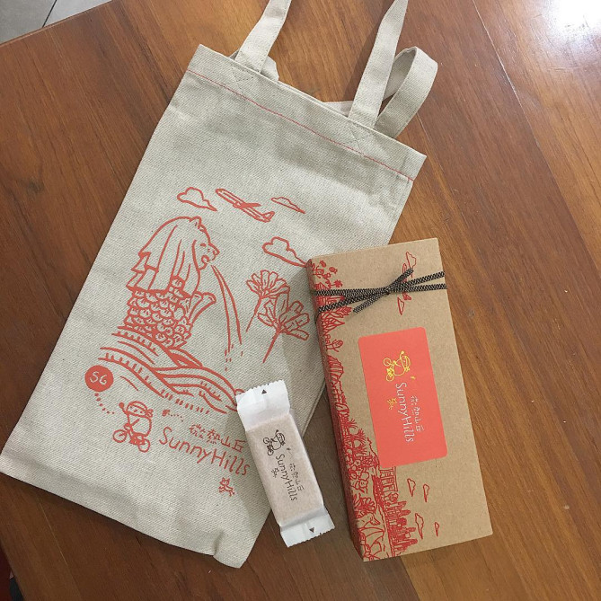 付属の布バックが人気のサニーヒルズのパイナップルケーキ