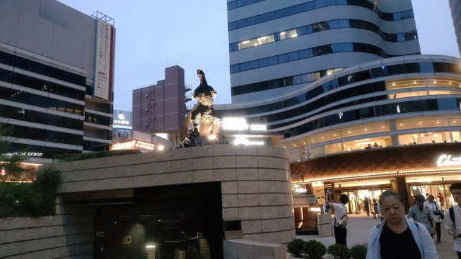 東京ミッドタウン日比谷の近くにあるゴジラ像