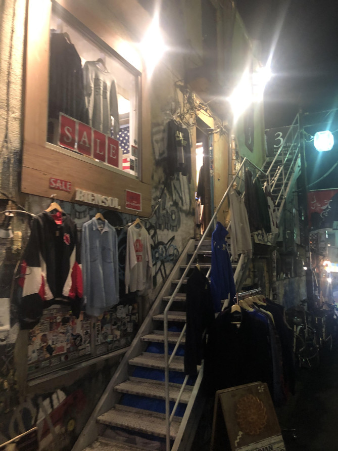 外に飾られた古着