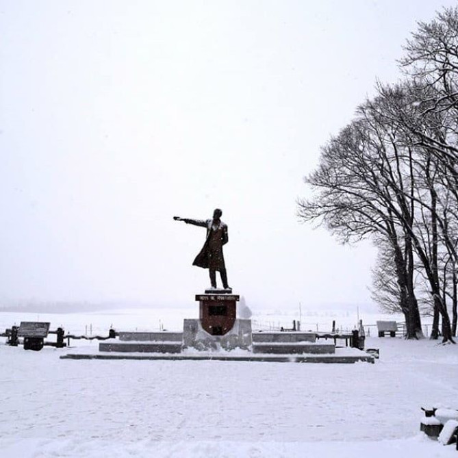 雪の中のクラーク博士像