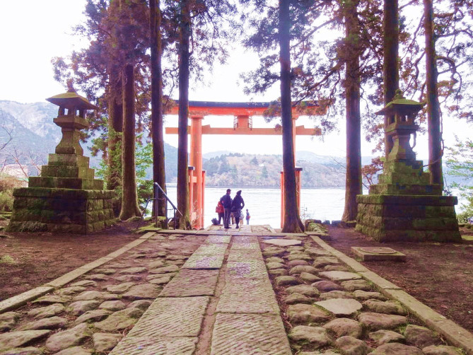 芦ノ湖に浮かぶ平和の鳥居
