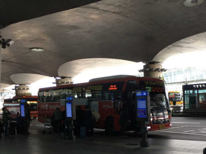 空港のバスターミナル