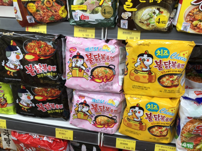 カラフルなパッケージのブルダック麺