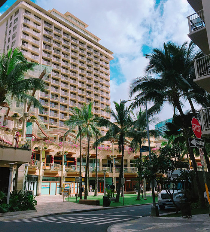 ワイキキ・ビーチ・ウォーク外観