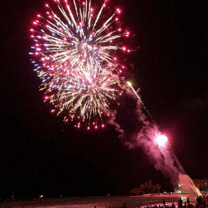ワイキキビーチで花火鑑賞