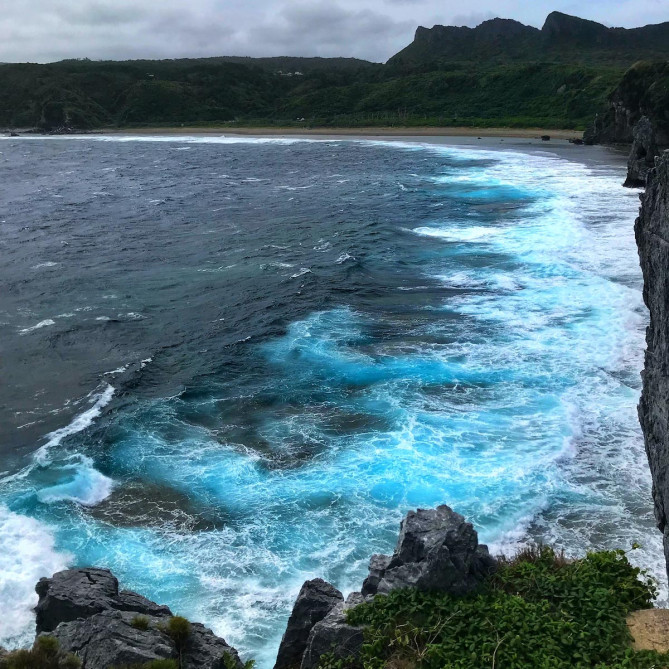 力強さを感じる波打ちの辺戸岬