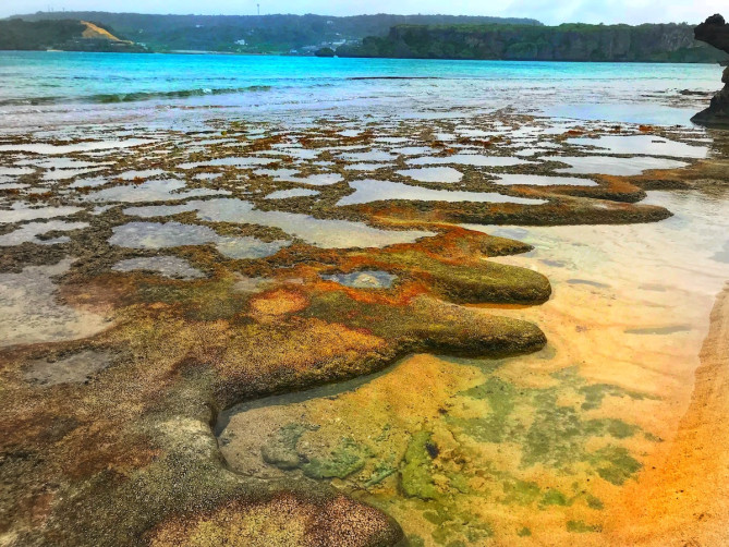 自然の神秘にあふれる伊計島の名もなき海辺