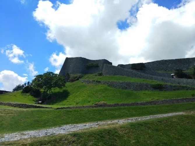 曲線がうつくしい勝連城跡