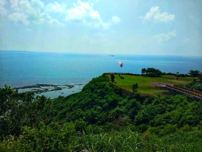 パラグライダーと知念岬