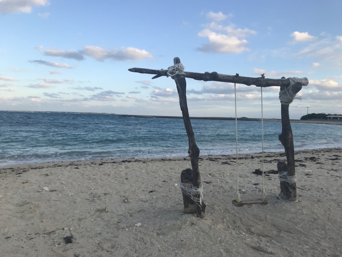 写真の撮り方無限大！な、ビーチにあるブランコ