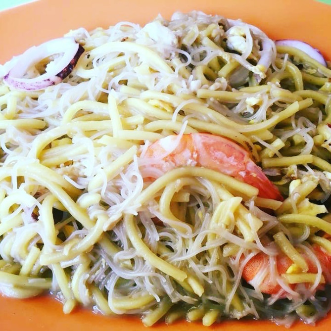 2種類の麺を使うホッケンミー