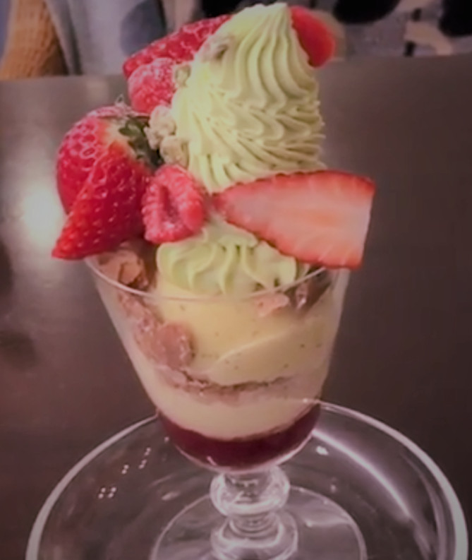 イチゴとピスタチオのパフェ