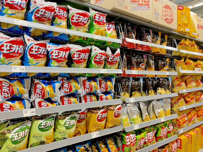 韓国マートのスナック菓子コーナー