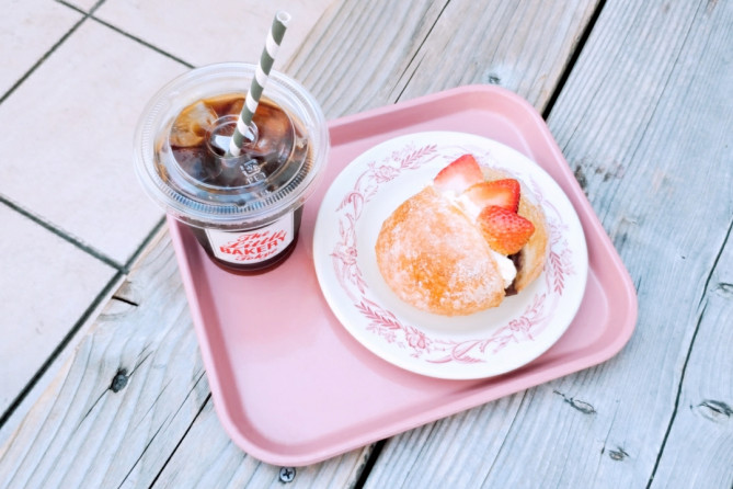 The Little BAKERY Tokyo「アイスコーヒー」と「いちごのあんバターロール」