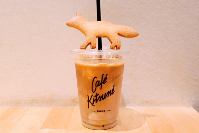Cafe Kitsune「カフェラテ」にキツネの形をしたクッキーをトッピング
