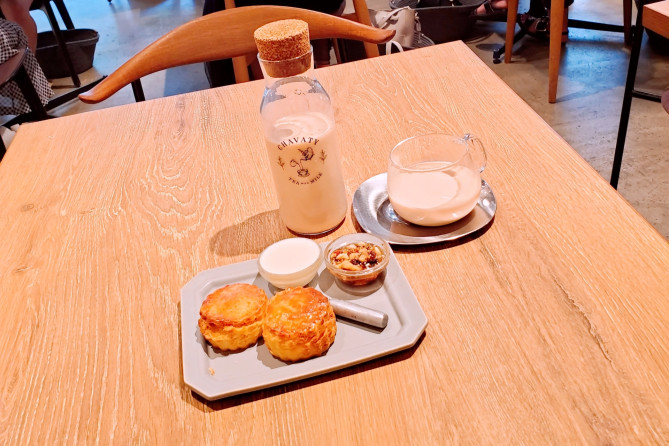 CHAVATYのウバティーラテとスコーンセット