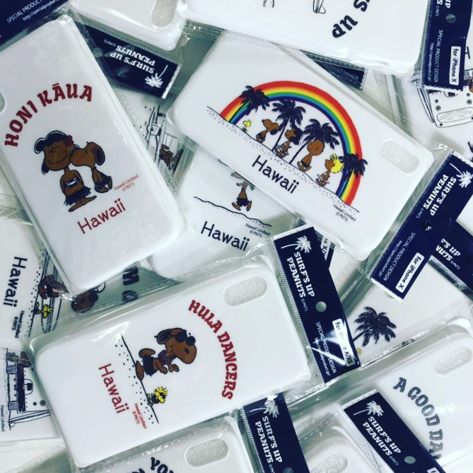 モニ・ホノルルの日焼けスヌーピーのスマホケース