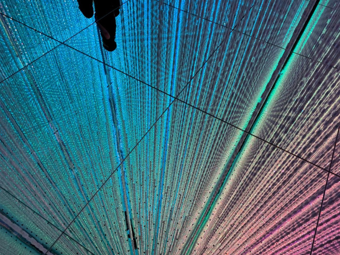 チームラボプラネッツ豊洲のクリスタルユニバースの床