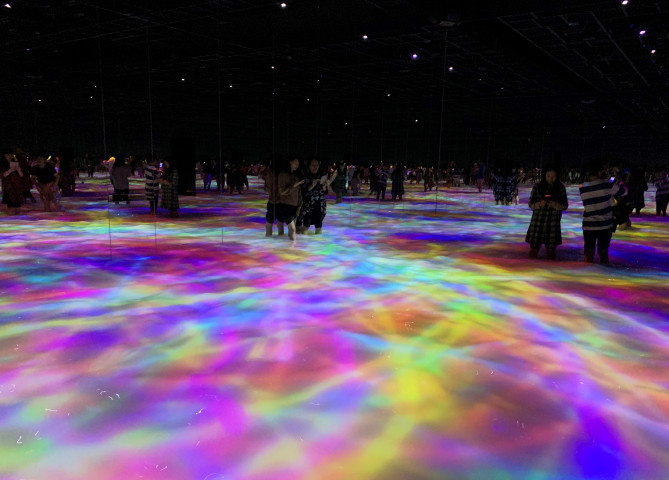 チームラボプラネッツ豊洲の「人と共に踊る鯉によって描かれる水面のドローイング」