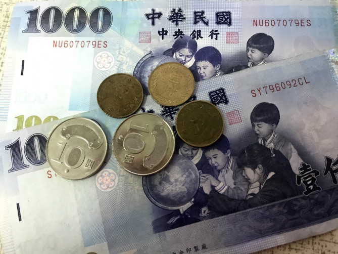 台湾のお金（1000元札と10元、１元硬貨）