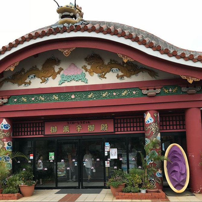 絶景ポイント「万座毛」にほど近いリゾートエリアにある恩納店