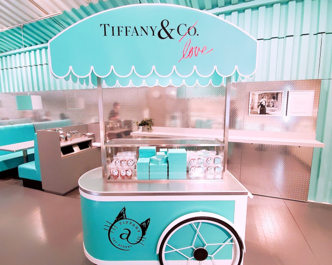 ティファニーカフェでお土産を販売しているワゴン