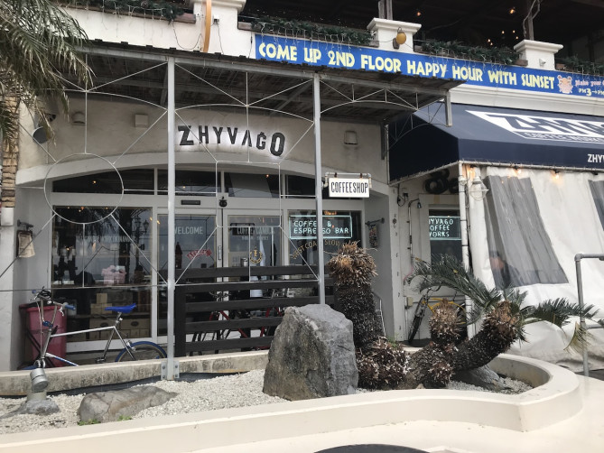 コーヒーの匂い漂う店内席、海が見渡せるテラス席、なやみどころ