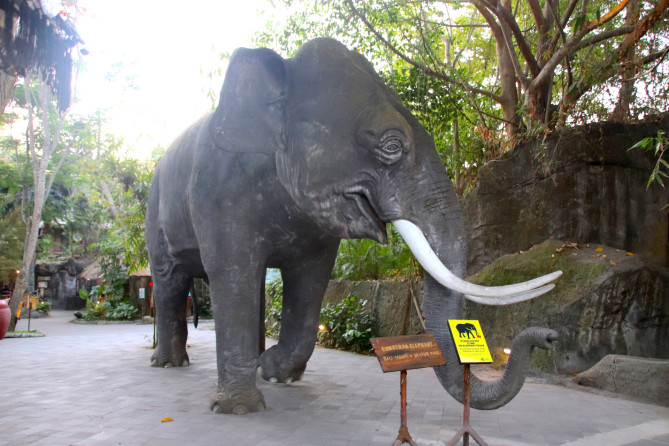 大きなゾウの石像