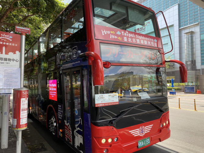 台北市内を無料で走る2階建てバス