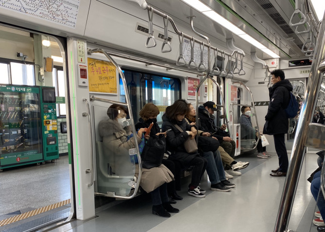 韓国の地下鉄車内の様子