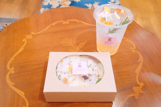 サンドイッチとエディブルフラワーを使用したソーダ