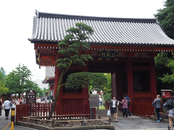 浅草神社の東側入り口