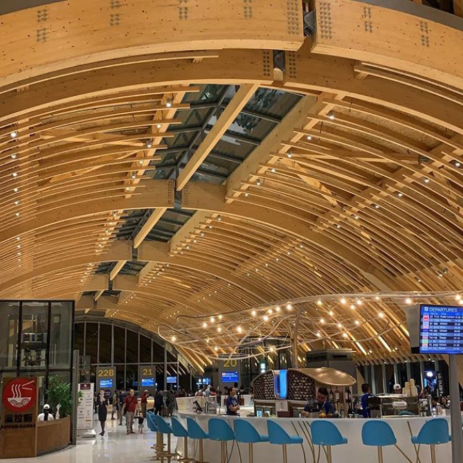 搭乗ゲート内のバー「Cabin」